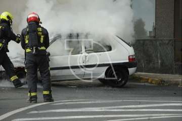 Arde un coche en la calle Poeta Pablo Neruda de Los Llanos de Telde/Eugenio Artiles y TA.